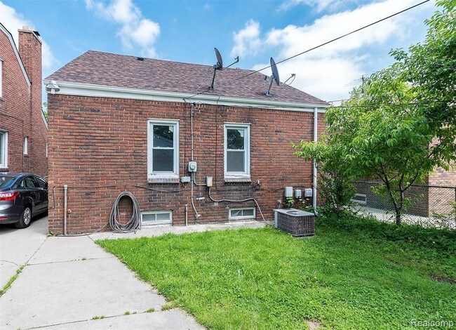 Building Photo - 6115 Yinger Ave