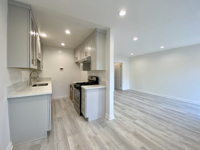 Building Photo - 450 Riverdale Dr