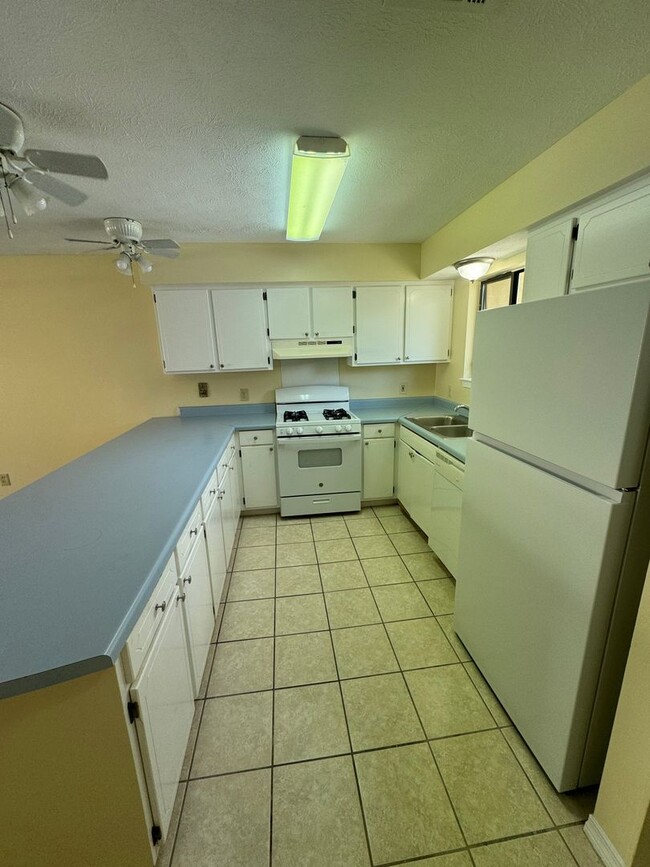Building Photo - Great Two Bedroom-Freshly Remodeled-$500.00 off first months rental rate with approved application!