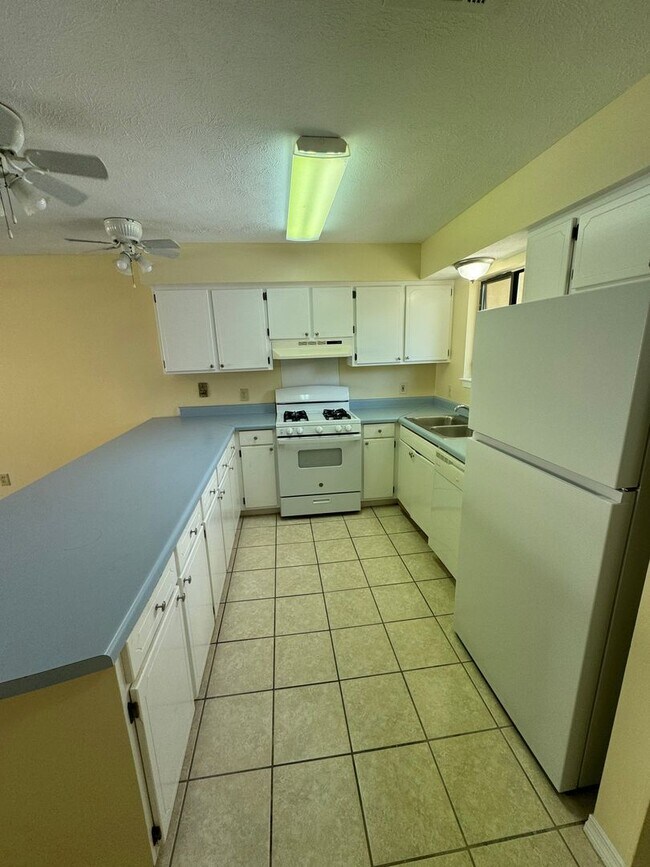 Foto del edificio - Great Two Bedroom-Freshly Remodeled-$500.00 off first months rental rate with approved application!
