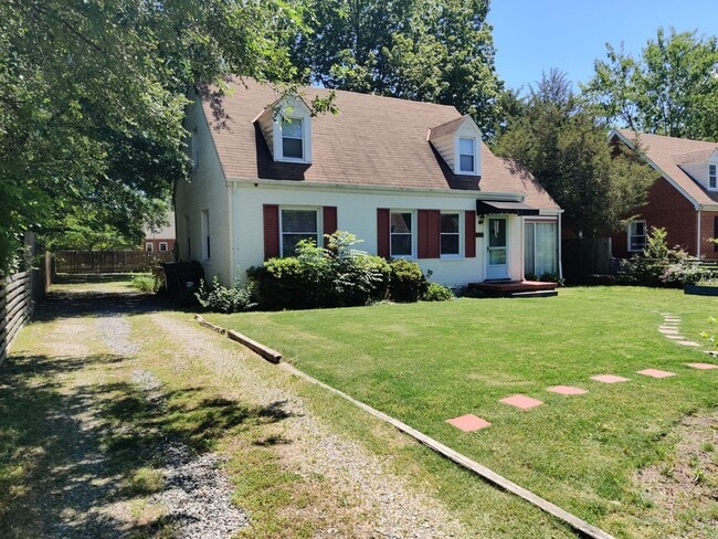 Foto del edificio - 3 bedroom home with a detached garage