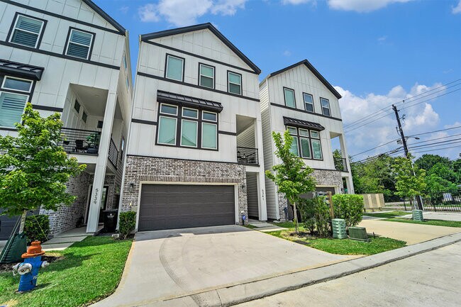 Foto del edificio - 5341 Donovan Gardens Ln