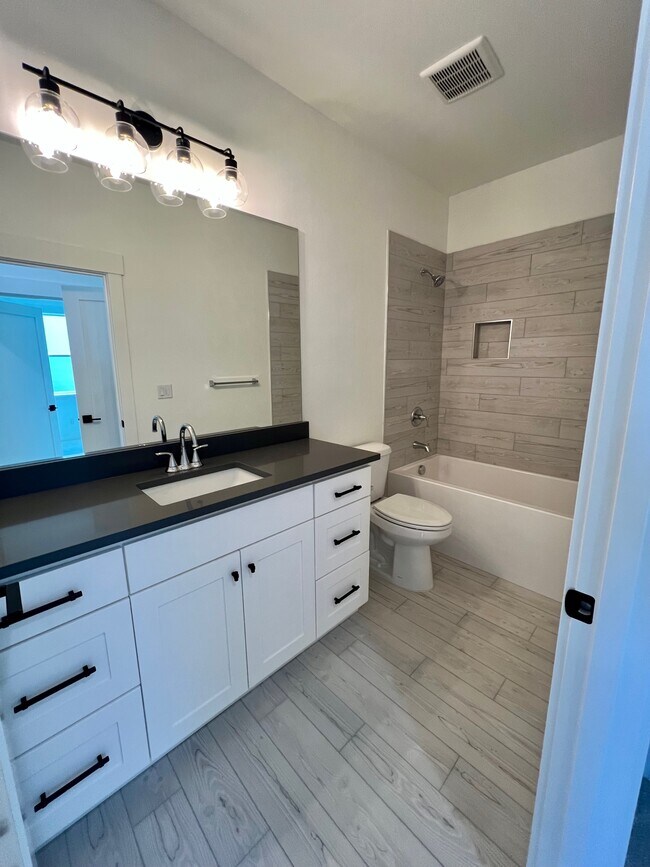 Building Photo - 210 Bogey Ln