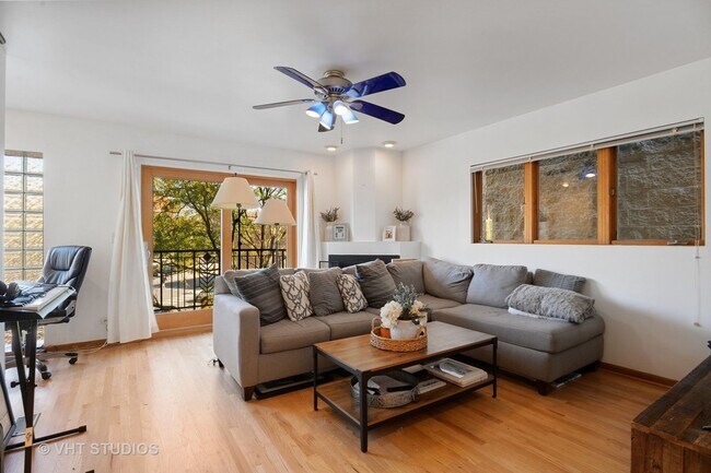 Building Photo - 4b3b Duplex Living in The Heart of Wicker Park