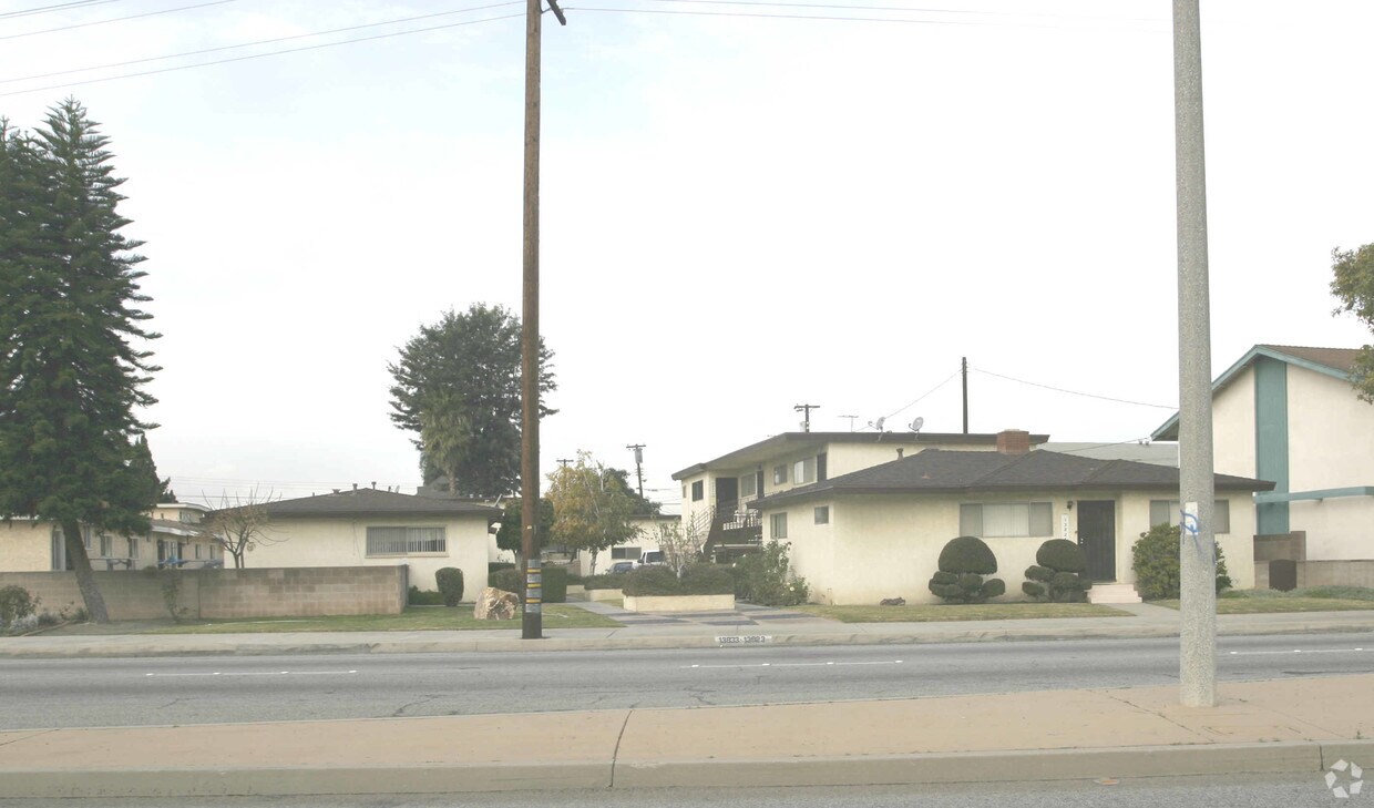 Primary Photo - 13823-13833 Studebaker Rd