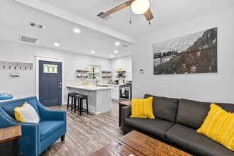 Building Photo - 412 Waco Ave