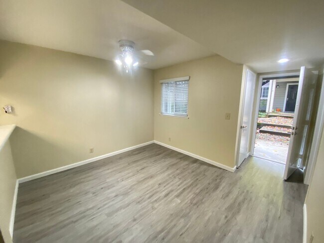 Building Photo - Advent - Beautiful Condo Nestled in the Oa...