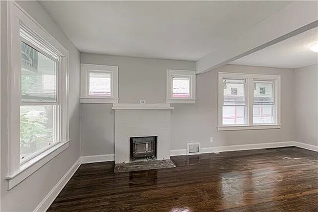 Building Photo - Charming and remodeled 2 bedroom in the bl...