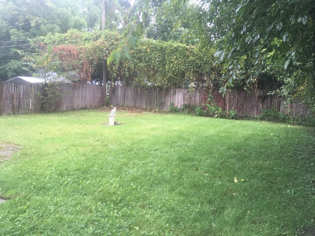 Building Photo - 3 Bedroom, 1 Bath Home Move-In Ready! Sec....