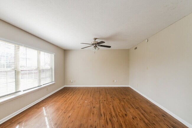 Foto del edificio - 5805 Tanager Ln