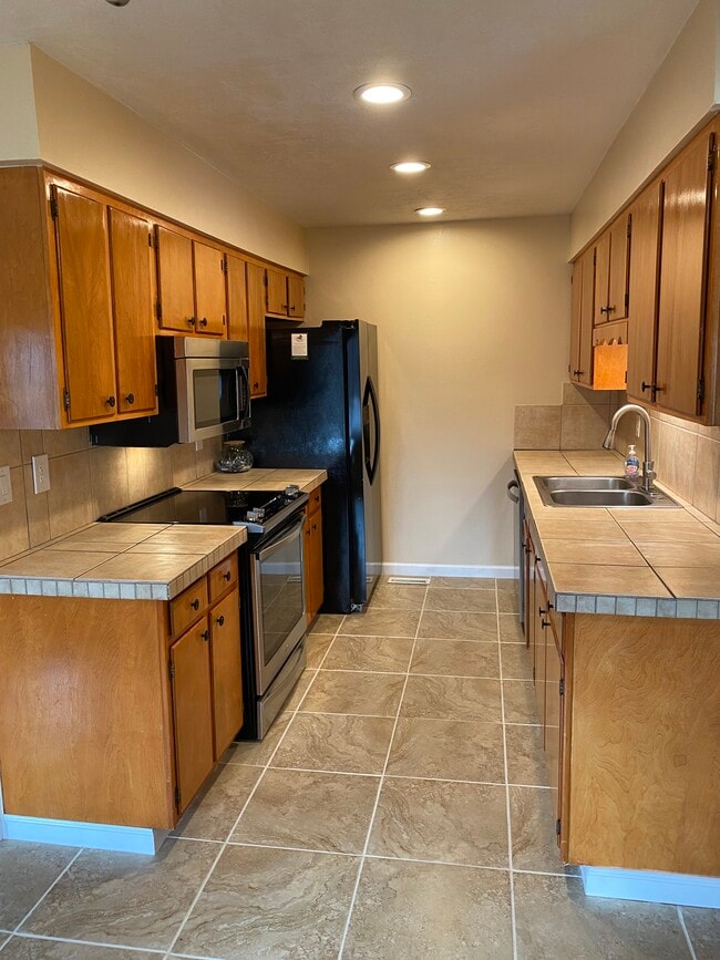 Building Photo - 313 St George Dr