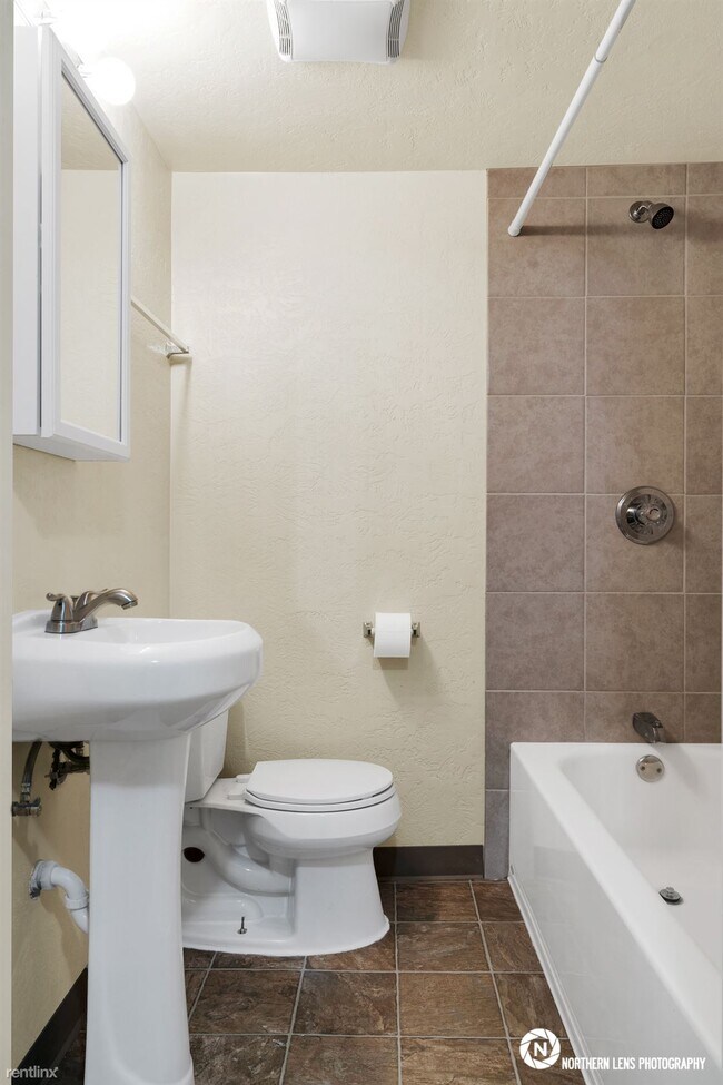 Building Photo - 2 br, 1 bath Apartment - 7324 E 4th Ave