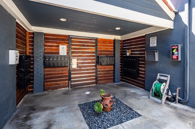 Entrada - 1821 5th St.