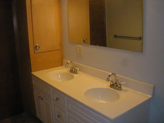 2 sink bath - 1040 Fuller Ave