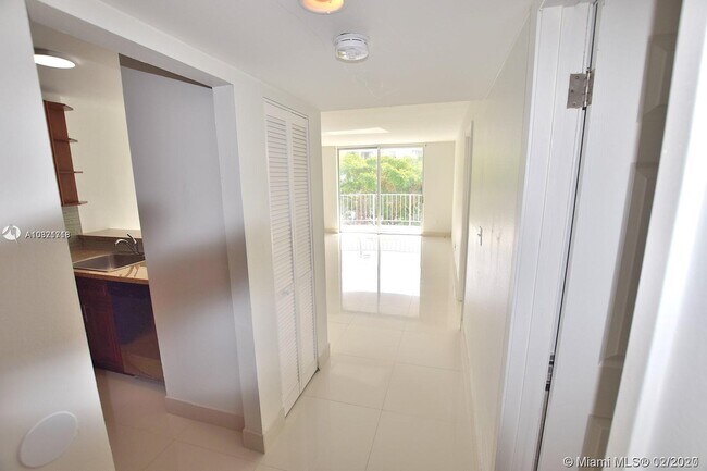 Foto del edificio - 482 NW 165th St