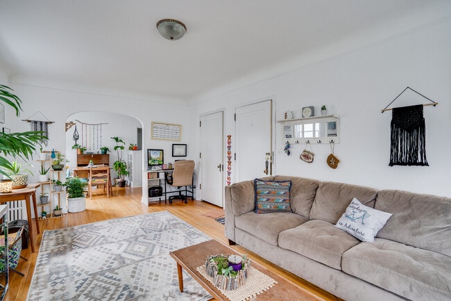 Living - 2790 Xerxes Ave S