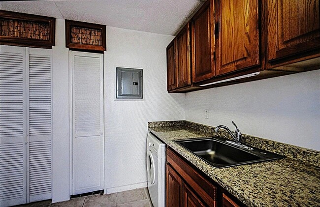 Building Photo - 419A Atkinson Dr
