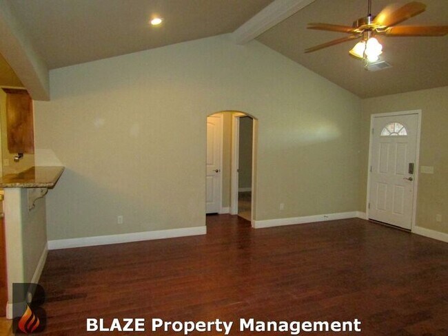 Foto del edificio - Charming Corner Lot Home in Desirable City...