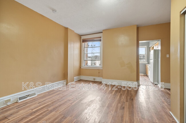 Building Photo - 523 Marwood Ave