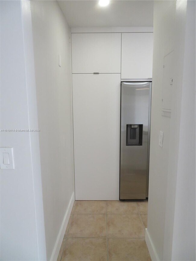 Building Photo - 7328 Miami Lakeway S