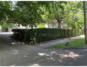 Building Photo - 806 Briarcliff Rd NE