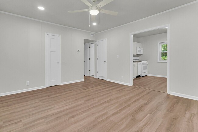 Foto del edificio - Charming 2BR/1BA Apartment in the Heart of Summerville