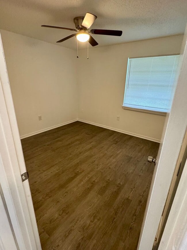 Foto del edificio - 2 BED 1 BATH READY TO RENT IN PLANT CITY!