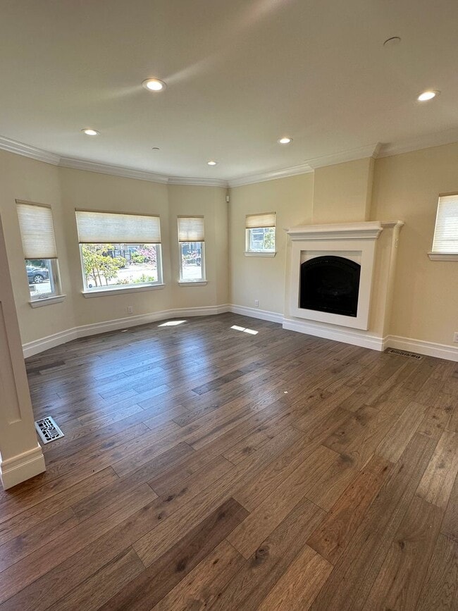 Building Photo - Beautiful spacious home, across from a sma...