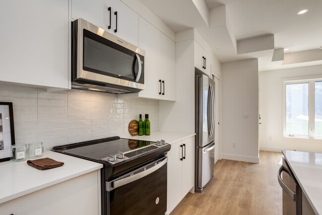 Building Photo - Modern 3-Bedroom Townhouse with Sophisticated Style