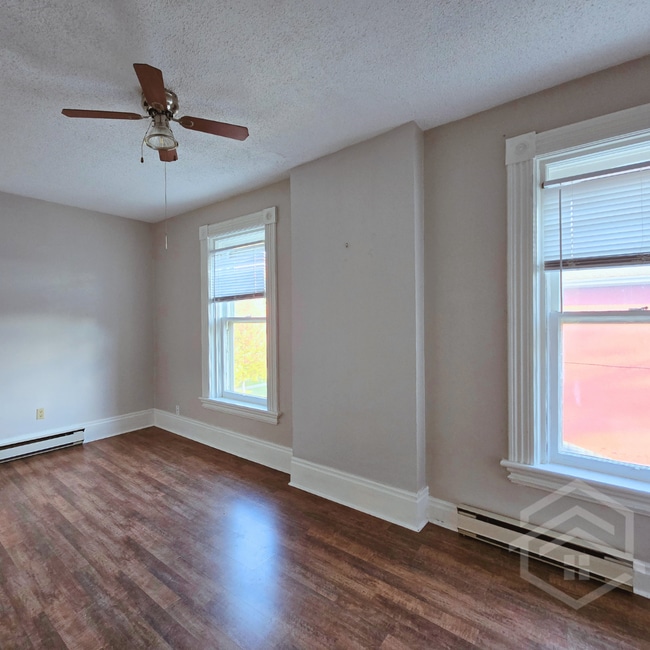 Photo du bâtiment - 2-Bedroom Upper Unit in Tillsonburg!!