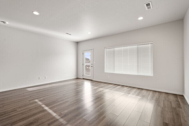 Foto del edificio - 4808-4810 E Fairview Ave