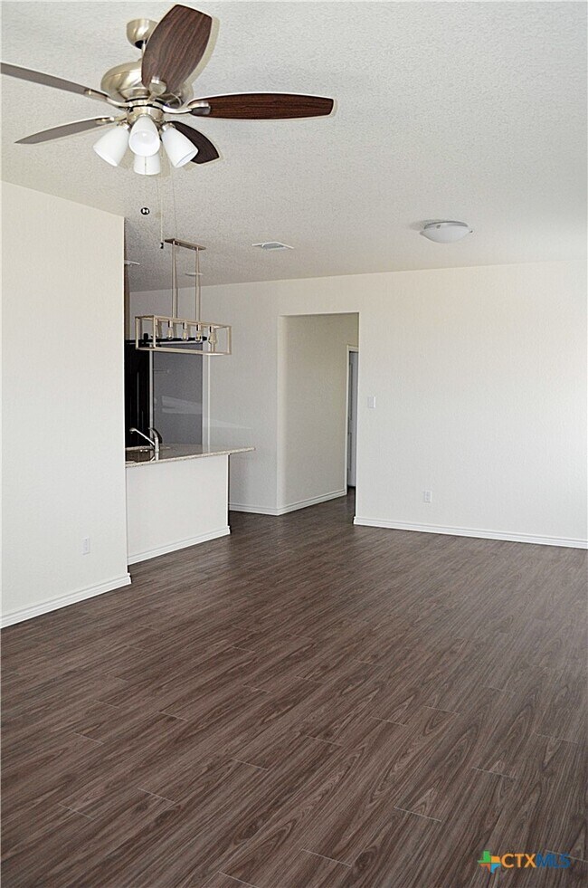 Foto del edificio - 5302 Rose Gdn Lp