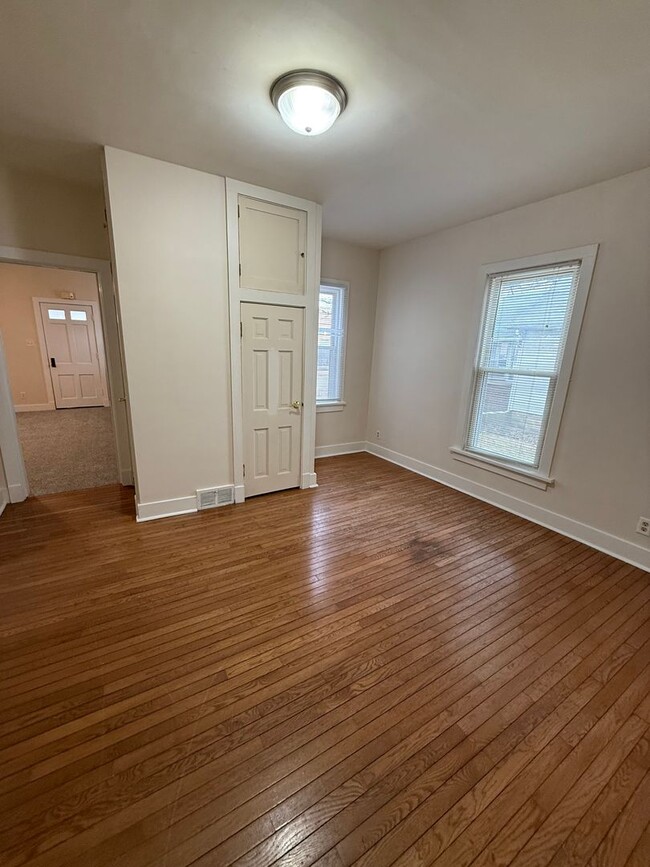 Building Photo - Spacious 4-Bedroom Home with Den and Moder...