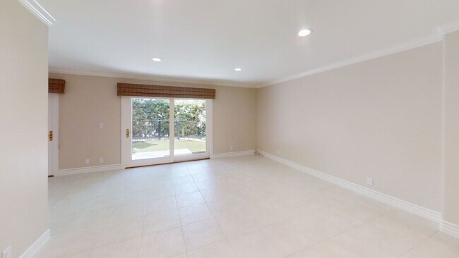 Building Photo - Gorgeous 3bd/2.5 bath in East Bluff!
