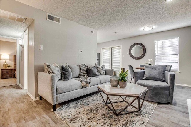 Building Photo - 2105 Cottonwood Club Dr