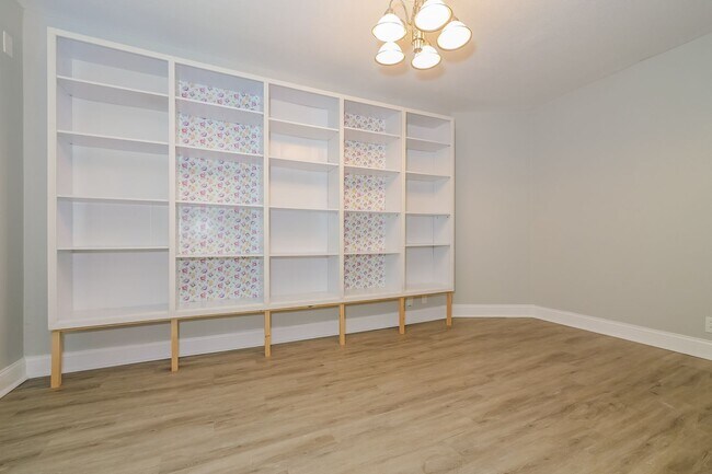 Building Photo - 3 BR / 2.5BA | Updated Single Family Home | 2-Car Garage Parking | Private backyard!