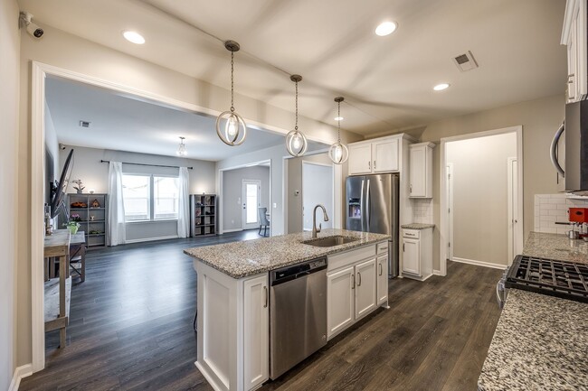 Building Photo - Beautifully maintained 3-bedroom 2-bath To...