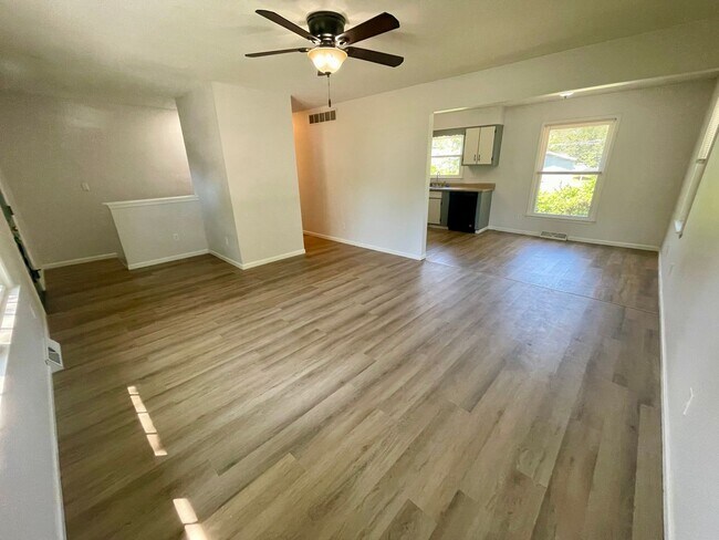 Foto del edificio - Cute 4 Bedroom Home w/ Hardwood Flooring