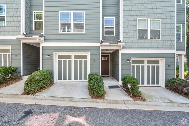 Building Photo - 1365 Memorial Dr SE