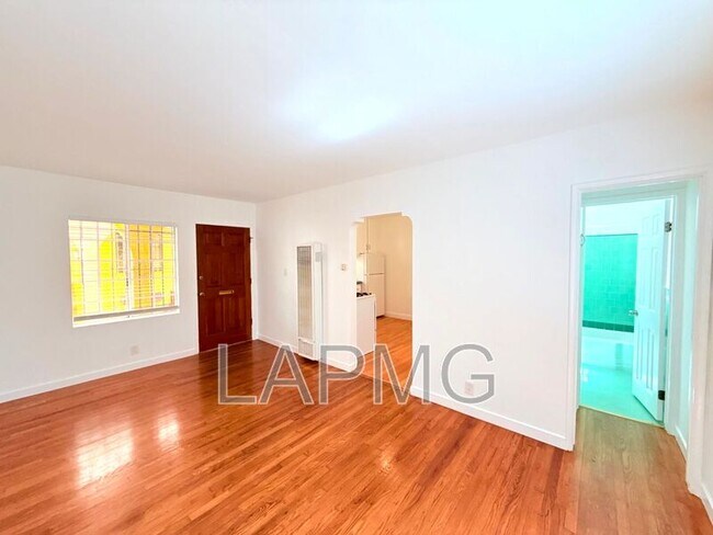 Foto del edificio - 637 Rose Ave