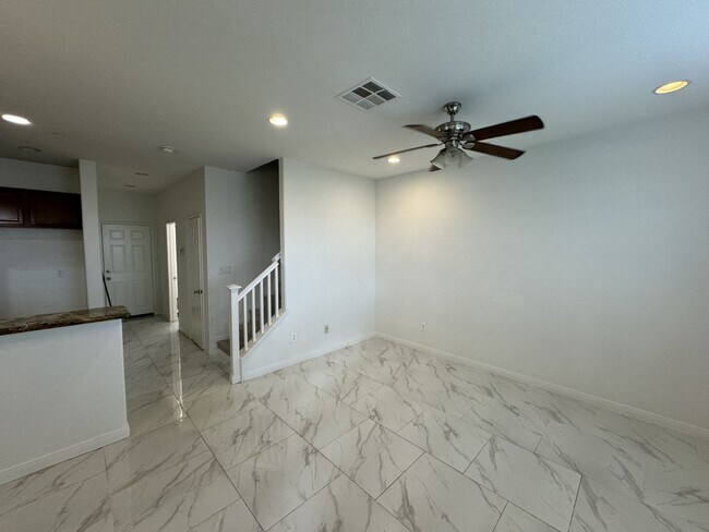 Building Photo - Beautiful 4 bed, 2.5 bath Townhome in Upla...