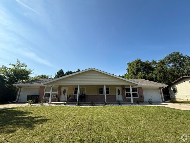 Building Photo - 211 E Paradise Dr