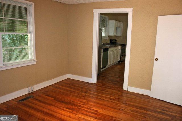 Foto del edificio - 472 Whitehall Rd