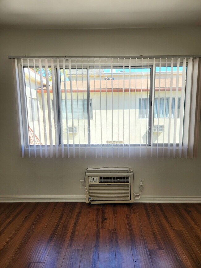 Foto del edificio - 18546 Clark St