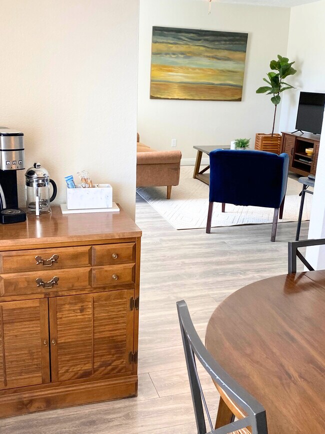 Vista desde la mesa del comedor hacia la sala de estar - 1778 W 28th St