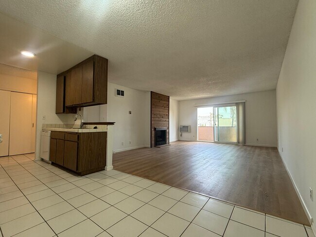 Cocina con zona de comedor y sala de estar. - 3717 Cardiff Ave