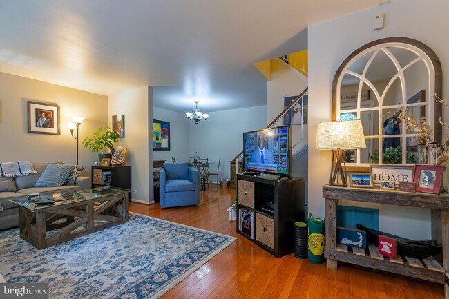 Foto del edificio - Stylish and Spacious Townhome with Open Floor Plan and Updated Kitchen