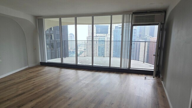 Foto del edificio - 300 N State St
