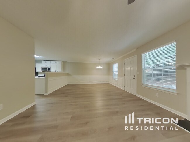 Foto del edificio - 373 Hidden Creek Ln