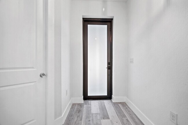 Foto del edificio - 26372 Explorer Rd